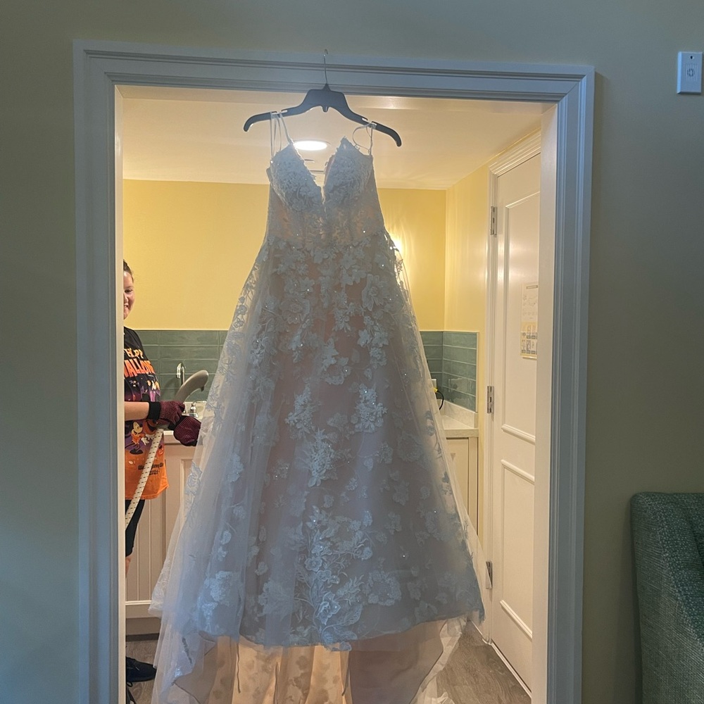 Elegant White Lace Wedding Dress